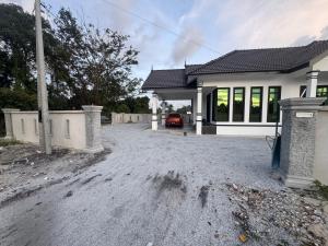 ein Haus mit einem in der Einfahrt geparkten Auto in der Unterkunft HomestayDino in Kuala Terengganu