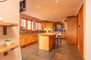 Kuchyň nebo kuchyňský kout v ubytování Silverwood Main House Modern Spacious - Pass the Keys + 25 fotografií