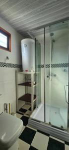 Et badeværelse på Bosque & Mar - Fresca cómoda y luminosa.