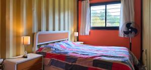 En eller flere senge i et værelse på Bosque & Mar - Fresca cómoda y luminosa.