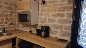 een keuken met een koffiezetapparaat op een houten aanrecht bij Luxury Suite Lilas in Dijon