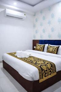 En eller flere senge i et værelse på Hotel Shri Amritganga Residency- Free Parking & Restaurant and Lift Facilities - Fully #Air Conditioning- Best Hotel In Haridwar + 7 billeder