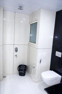 Et badeværelse på Hotel Shri Amritganga Residency- Free Parking & Restaurant and Lift Facilities - Fully #Air Conditioning- Best Hotel In Haridwar