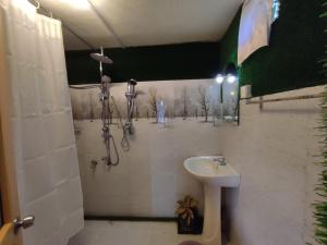 een badkamer met een douche en een wastafel bij Ella Black Bridge View Cottage Sri Lanka in Ella +29 foto's
