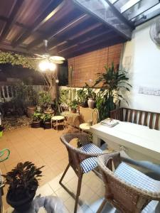 Posezení v ubytování Cozy Home near Airport, & Bayan Lepas Industrial