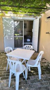 un tavolo bianco e sedie su un patio di Vía Verde a Gualeguaychú