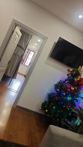 Un arbre de Noël assis dans le coin d'une pièce dans l'établissement Best way hostel, à Erevan