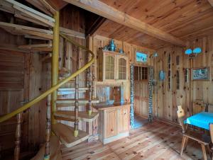 een blokhut met een wenteltrap in een kamer bij Dowcień in Burdeniszki