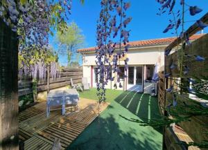 einen Garten mit einer Bank in der Mitte eines Gartens in der Unterkunft Plume in Cazaubon