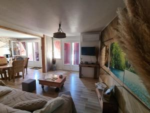 ein Wohnzimmer mit Sofa und Tisch in der Unterkunft Plume in Cazaubon