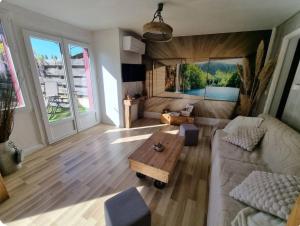 ein Wohnzimmer mit einer Couch und einem Couchtisch in der Unterkunft Plume in Cazaubon