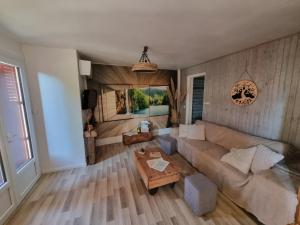ein Wohnzimmer mit Sofa und Tisch in der Unterkunft Plume in Cazaubon