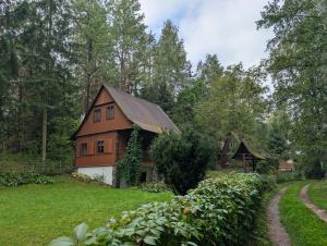 een huis in het midden van een groen veld bij Dowcień in Burdeniszki +11 foto's