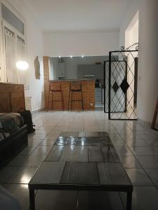 un soggiorno con tavolo e pavimento piastrellato. di T2 de 70 m2 au cœur de Sète a Sète