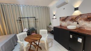 a kitchen with a counter and a table and chairs at Casa Jo Fortim in Fortim