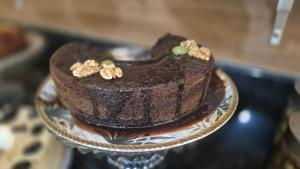 una torta al cioccolato su un piatto su un tavolo di Pousada Casa Verde a Aparecida Altre 23 foto