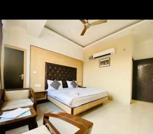 une chambre avec un lit, un bureau et un ventilateur de plafond dans l'établissement Hotel November 1 Min from Zirakpur bus stand, à Zirakpur 4 autres photos