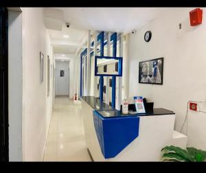 une pièce avec un comptoir bleu et un couloir dans l'établissement Hotel November 1 Min from Zirakpur bus stand, à Zirakpur