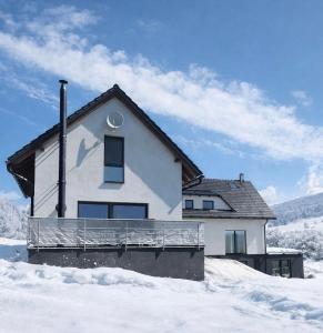 een huis in de sneeuw met bij Chalet Dolní Morava in Dolní Morava