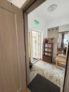 Giường trong phòng chung tại Cameră cu baie privată Suceava