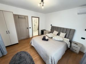 Giường trong phòng chung tại Cameră cu baie privată Suceava