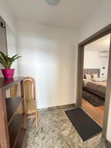 Giường trong phòng chung tại Cameră cu baie privată Suceava