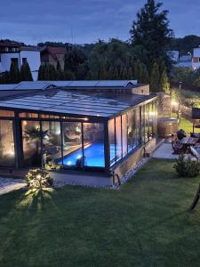 Bazén v ubytování Žolynų namai nebo v jeho okolí