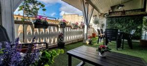 a patio with a table and flowers on a balcony at La Dimora del Colle in Palo del Colle