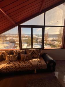 een bank in een kamer met een groot raam bij espace familiale2 in Azrou