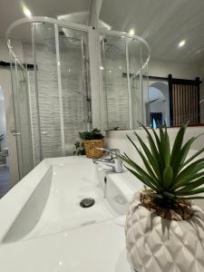 Et badeværelse på Modern suite with private Jacuzzi garden + 14 billeder