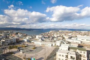 una vista aérea de una ciudad con un cuerpo de agua en Kuretake-INN HAMANAKO, en Kosai
