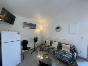 Kleines Zimmer mit einem Bett und einem Kühlschrank. in der Unterkunft Appartement T2 Mezzanine avec Terrasse Proche Lac - Animaux Acceptés ! - FR-1-379-27 in Vieux-Boucau-les-Bains