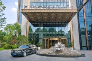 فندق واندا رين أون ذا باند في شانغهاي: سيارة متوقفة أمام مبنى