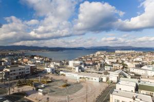 vistas a una ciudad con un cuerpo de agua en Kuretake-INN HAMANAKO, en Kosai