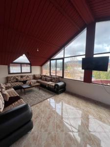 een grote woonkamer met banken en een flatscreen-tv bij espace familiale2 in Azrou