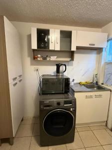 una cucina con lavatrice e lavandino di Casa Dichato Equipada a Dichato