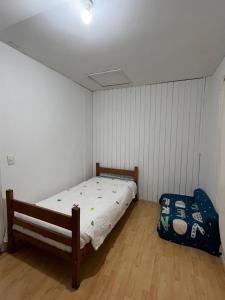 una camera da letto con un letto e una panca di Casa Dichato Equipada a Dichato