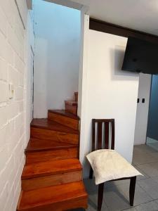 una scala con una sedia e una scala di Casa Dichato Equipada a Dichato