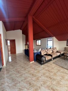 een woonkamer met banken in een grote kamer bij espace familiale2 in Azrou