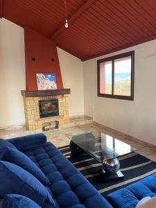 een woonkamer met een blauwe bank en een open haard bij espace familiale2 in Azrou