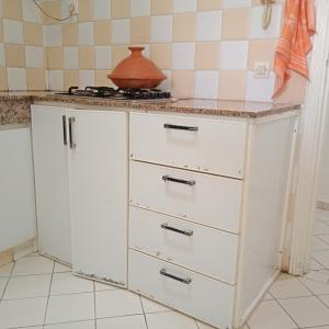 een witte kast met lades in een keuken bij Séjour idéal in Rabat