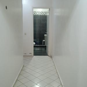 een witte badkamer met een toilet en een spiegel bij Séjour idéal in Rabat