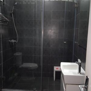 een badkamer met een douche en een wastafel bij Séjour idéal in Rabat