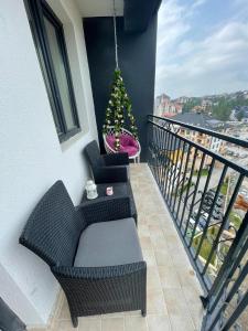 un albero di Natale sul balcone di un edificio di La Montana 3 a Zlatibor