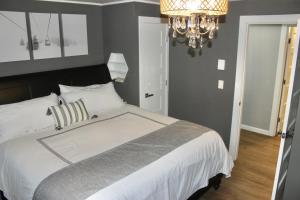 een slaapkamer met een groot bed met een kroonluchter bij Ski Condo with Garage Parking and Pool in Killington +34 foto's