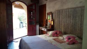 sypialnia z łóżkiem z różowymi kwiatami w obiekcie Dar ta'Zeppi Mansion w mieście Qala