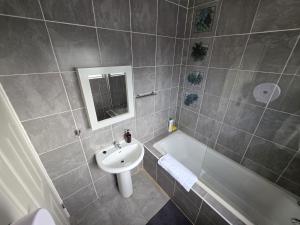 une salle de bains avec lavabo et baignoire dans l'établissement Casa-Pel Guest Wing, à Palatswe 12 autres photos