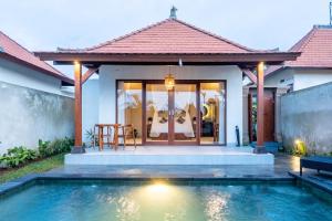 een villa met zwembad voor een huis bij Akar Villa in Ubud +71 foto's