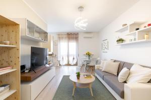 a living room with a couch and a table at Smart Flat - Easy Milan Link in Cinisello Balsamo