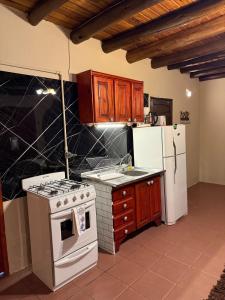 格塞尔镇Altamare Villa Gesell的配有炉灶和冰箱的厨房